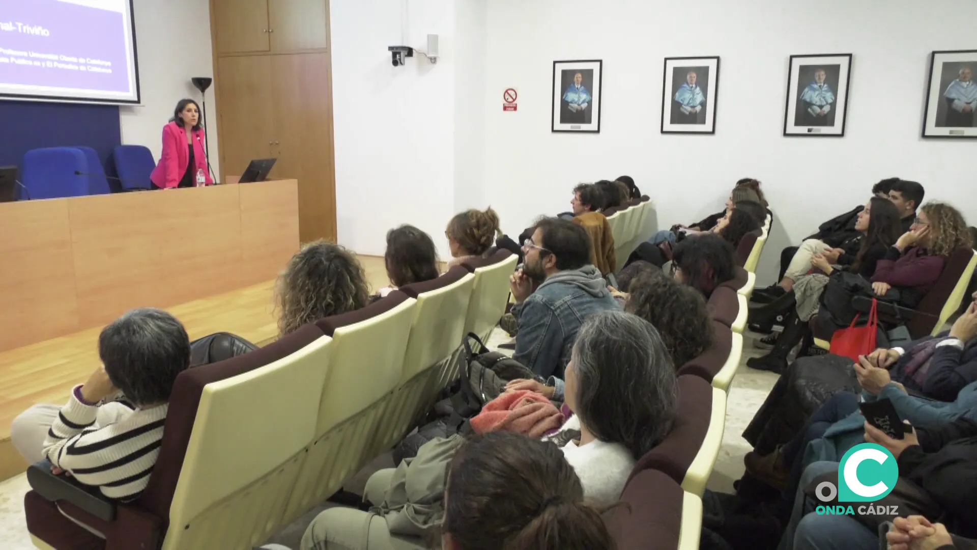 Un momento de la intervención celebrada en la Facultad de Filosofía y Letras de Cádiz