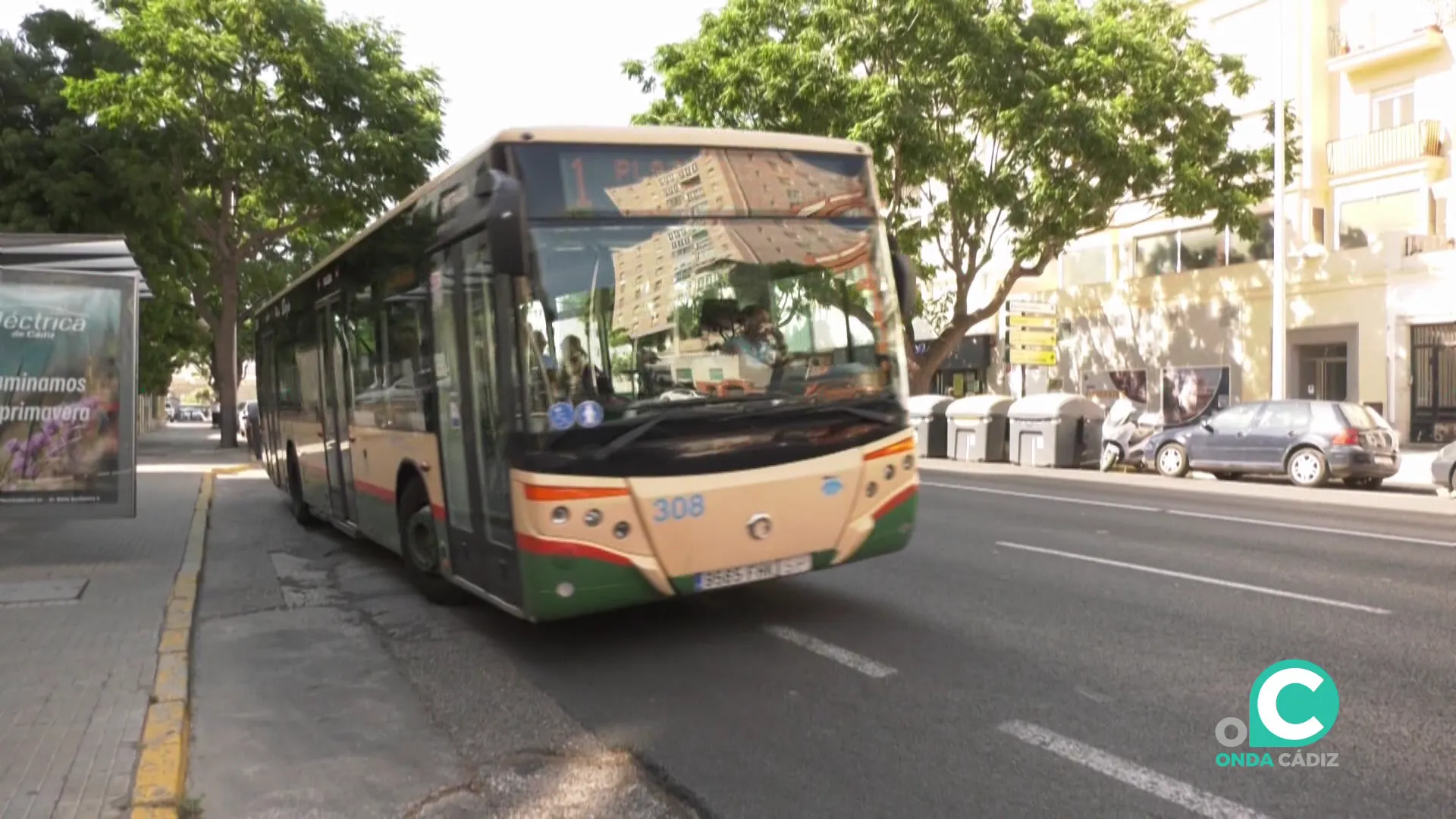 Vehículo de transporte público urbano en una de las paradas de la Avenida de Cádiz