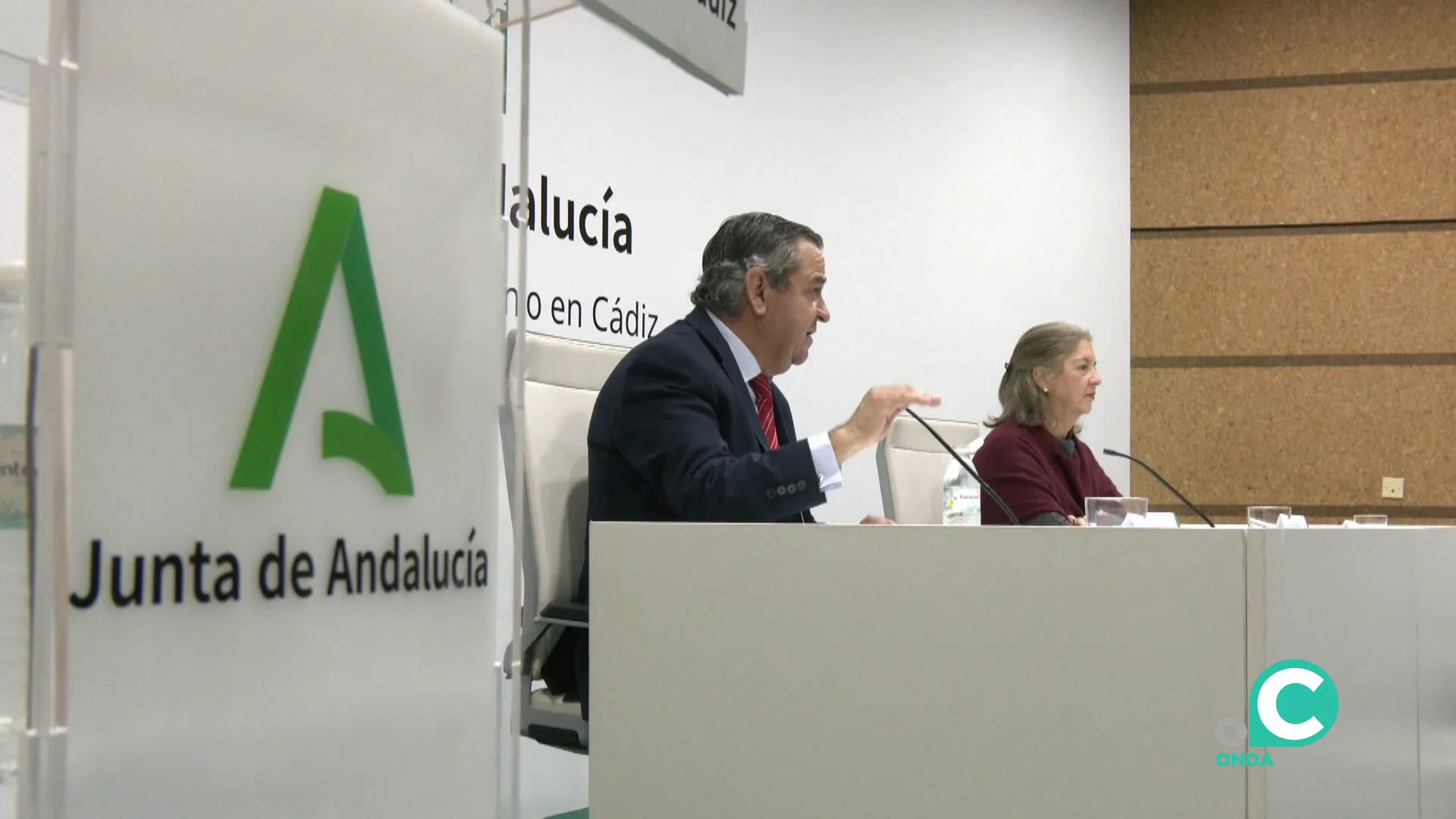 El director del Instituto Andaluz de Administración Pública, José Loaiza habla a los presentes durante el encuentro