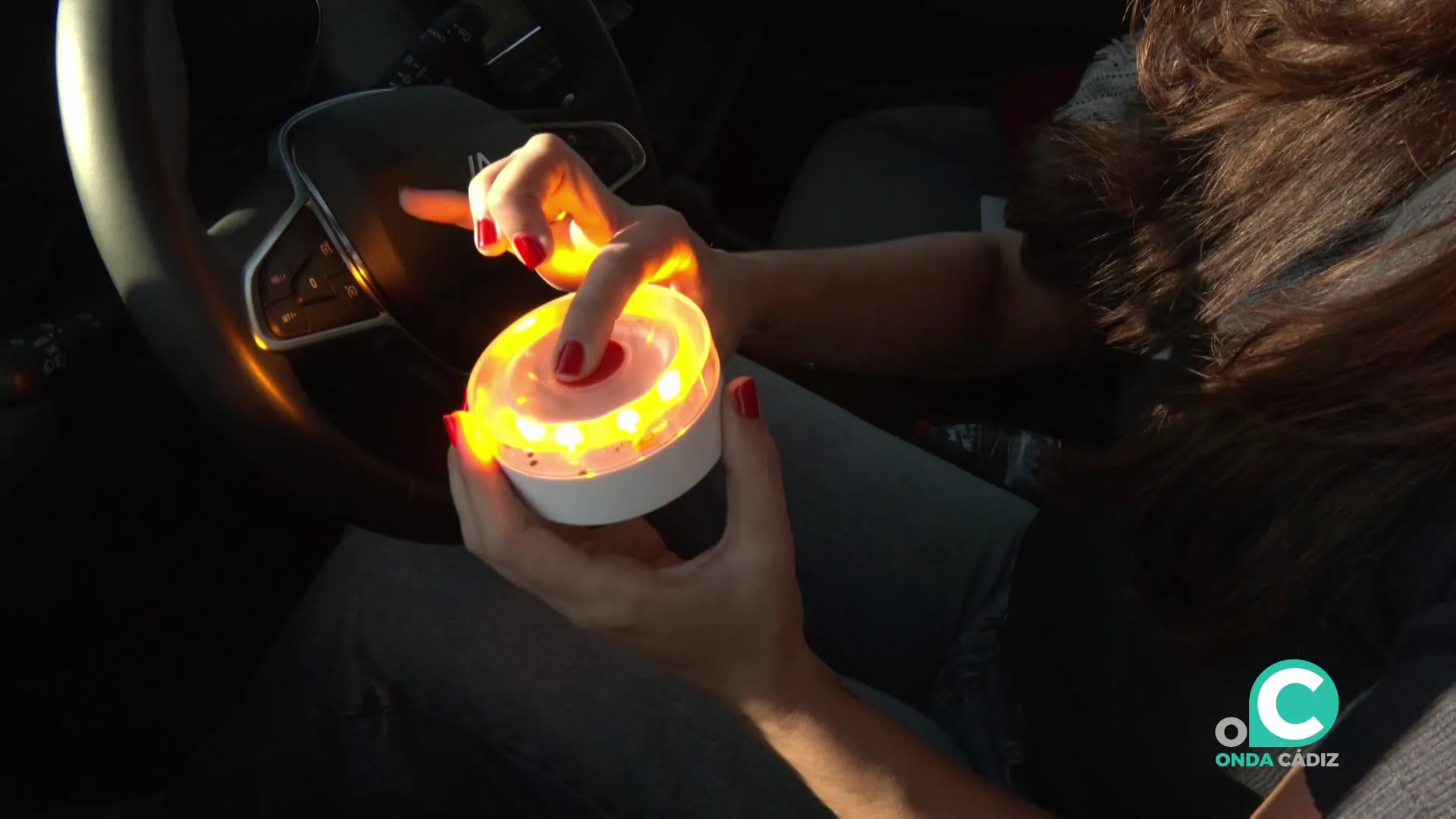 Una conductora enciende el nuevo elemento que será más frecuente a partir del nuevo año en las carreteras