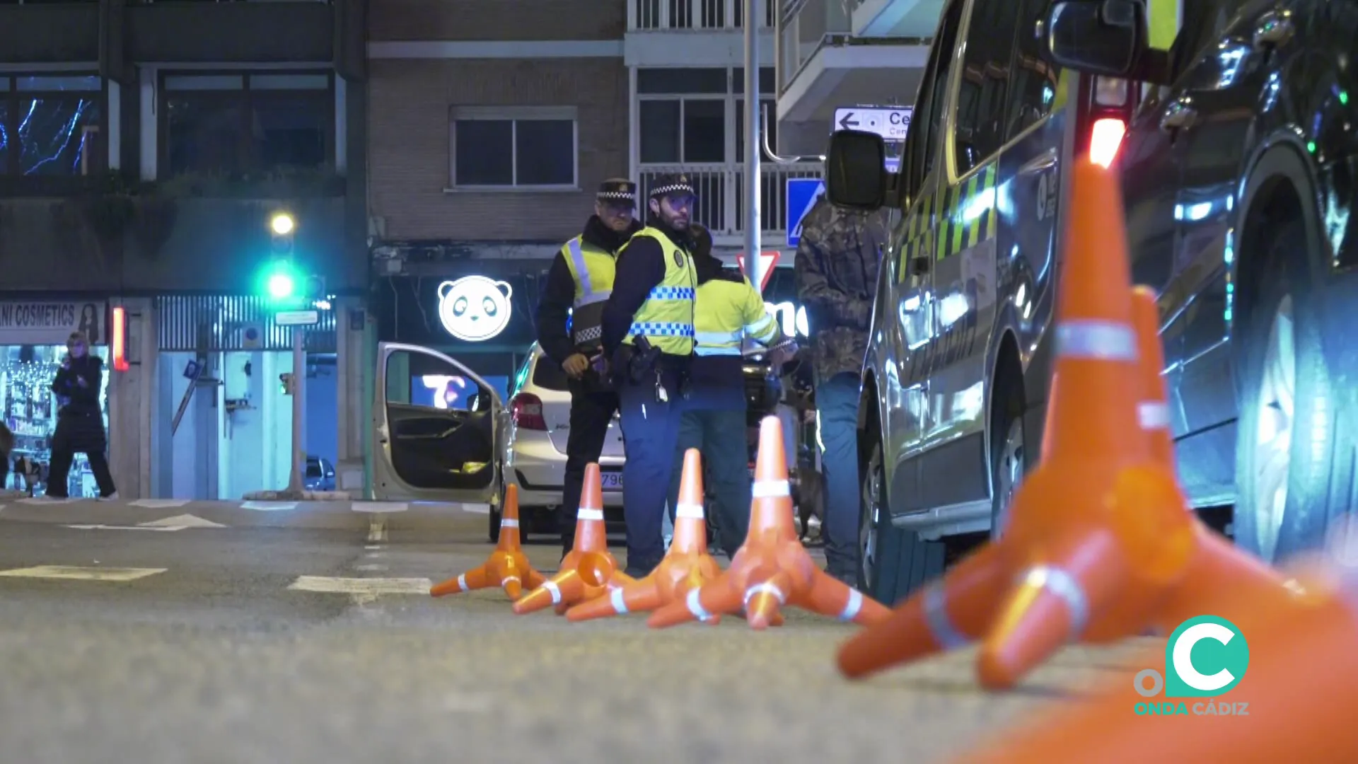 Agentes junto a los vehículos durante una inspección en la plaza Ana Orantes 