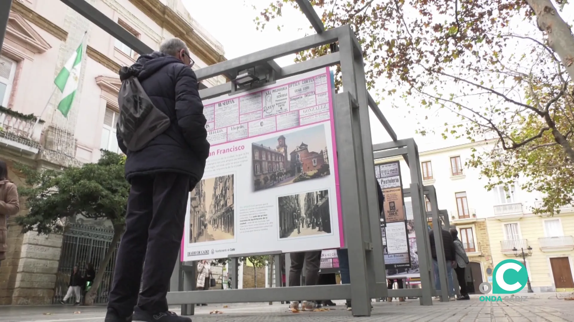 Un viadante contempla uno de los paneles situados junto a la Diputación
