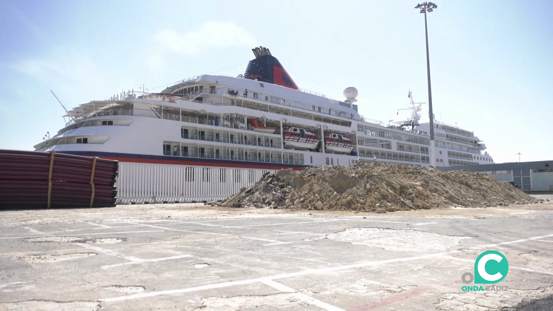 Navio junto a las obras que están acometiendo en el recinto portuario