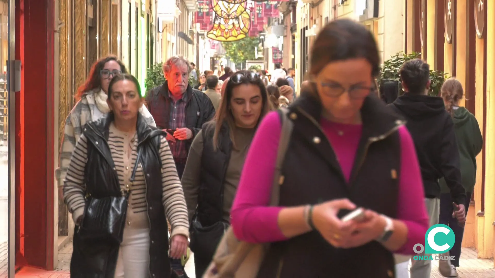 Viandantes por una calle del centro de la capital gaditana