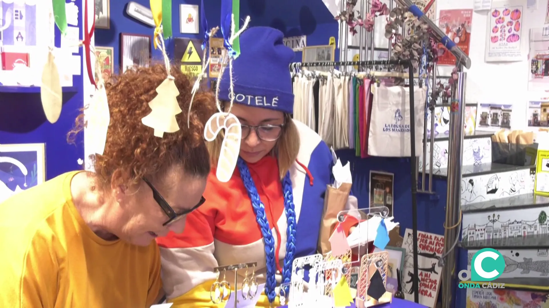 Clientes y empleados dentro del establecimiento