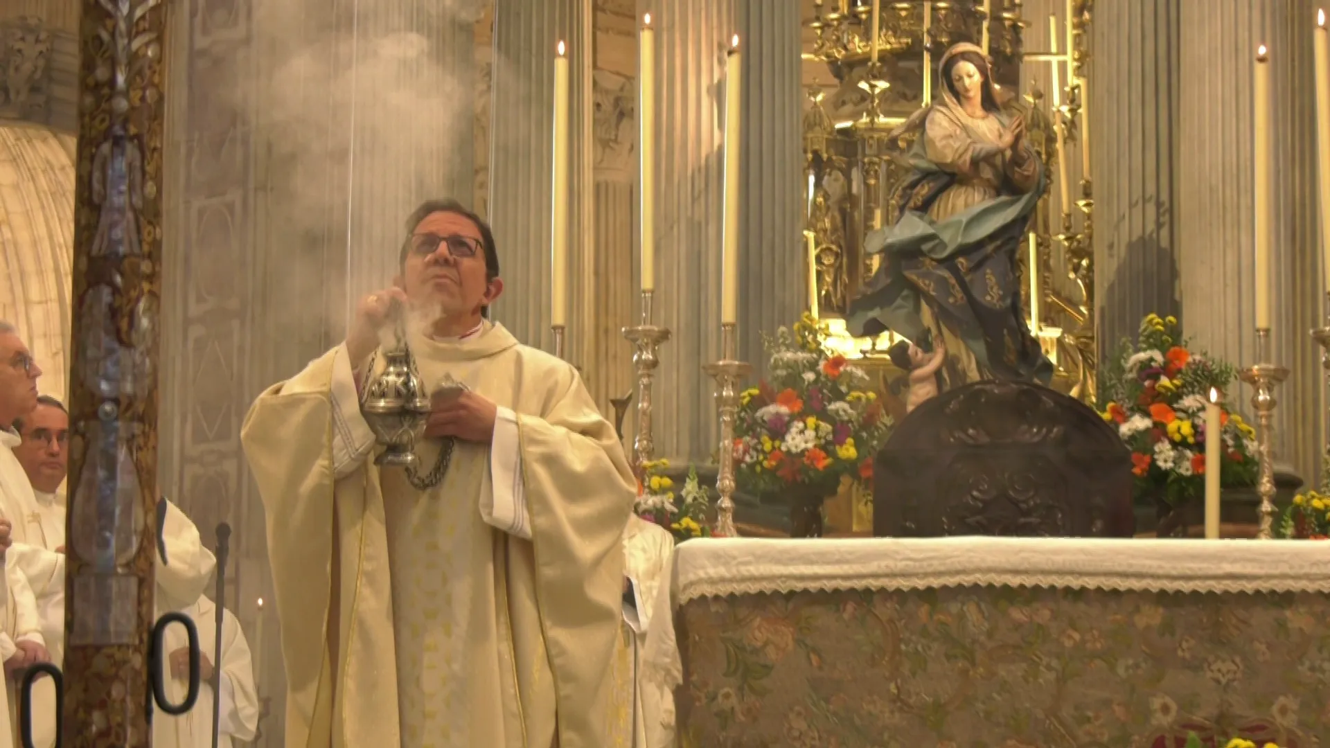 Valdivia durante una celebrración litúrgica en la Catedral de Cádiz