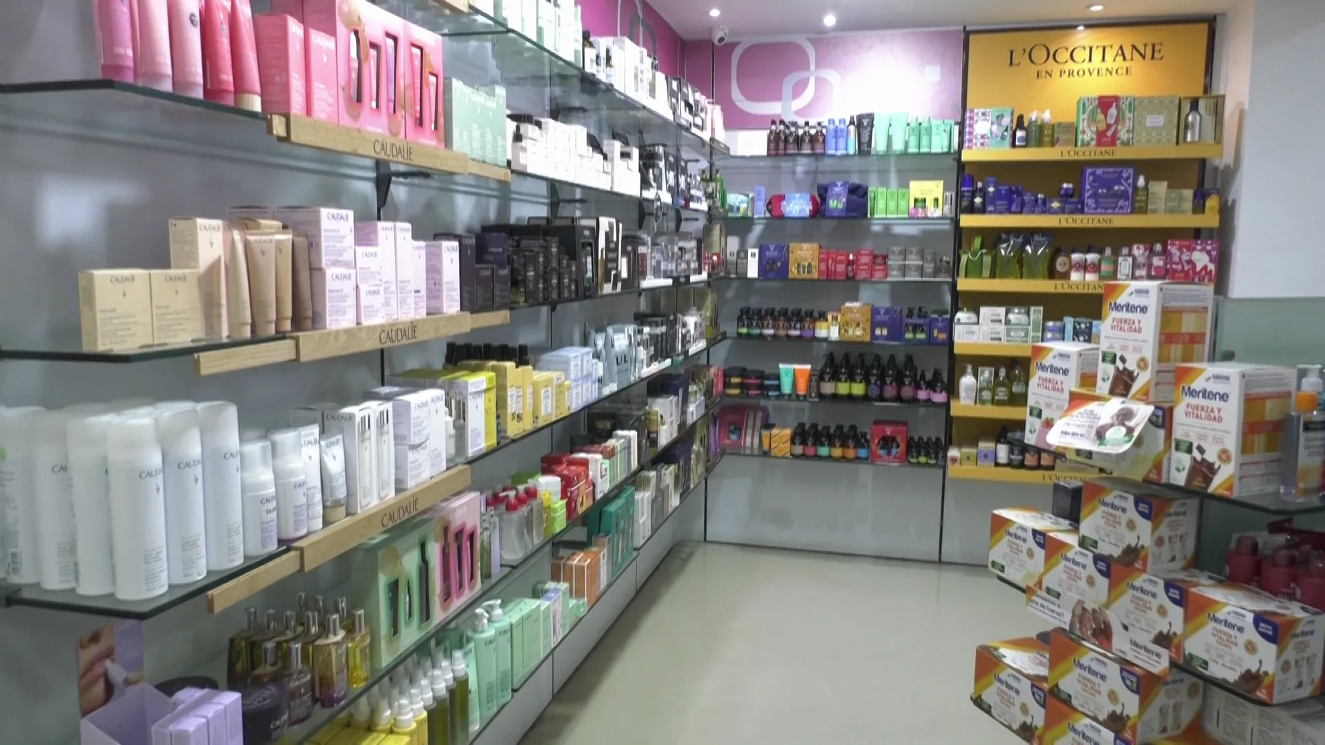 Interior de una farmacia en la capital gaditana