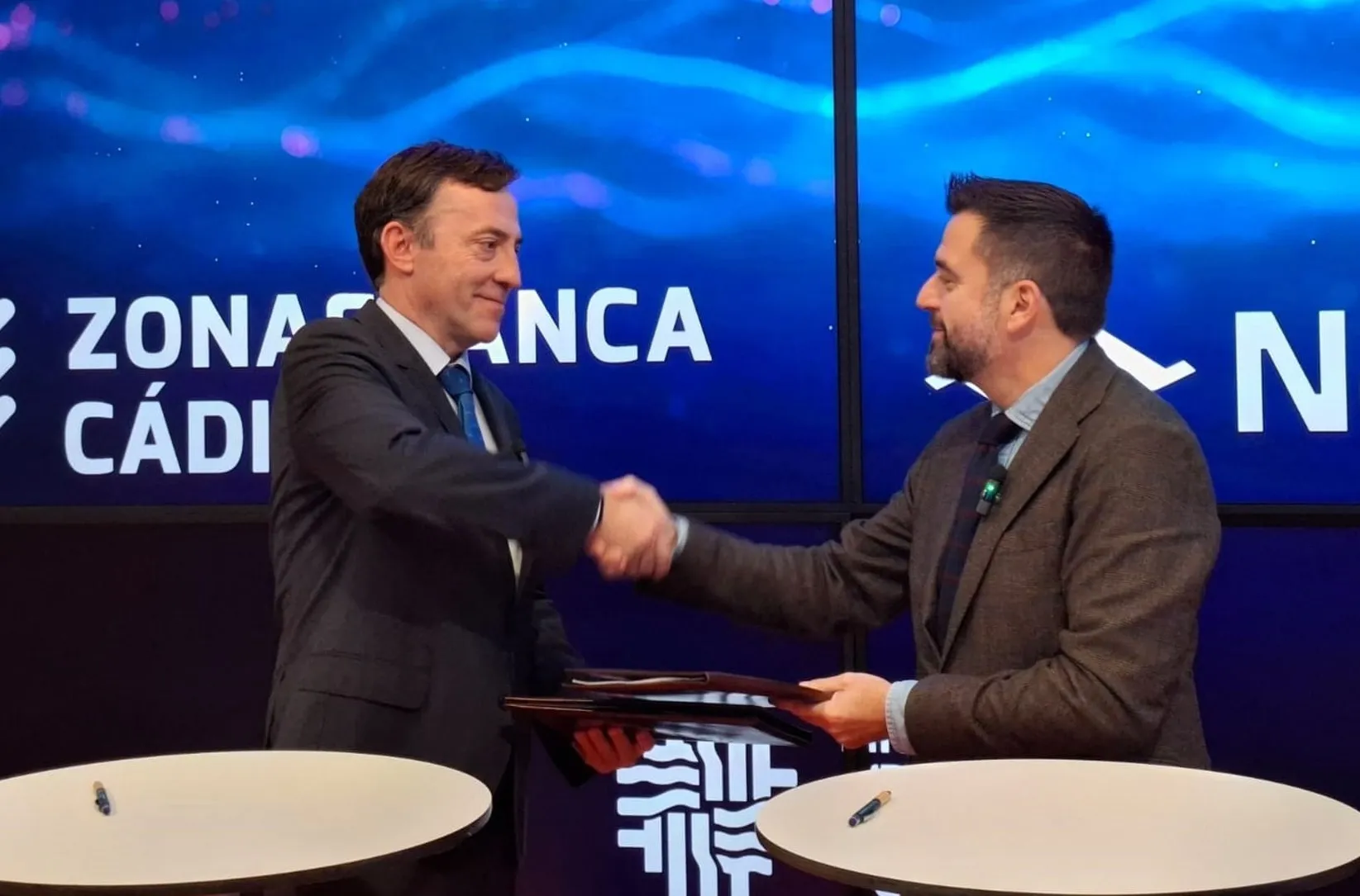 El delegado del Estado en la Zona Franca Fran González, y el presidente de Navantia, Ricardo Domínguez, tras la firma del protocolo