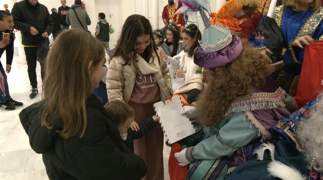 Los Reyes Magos del Mentidero reciben en el ECCO a los niños del barrio.