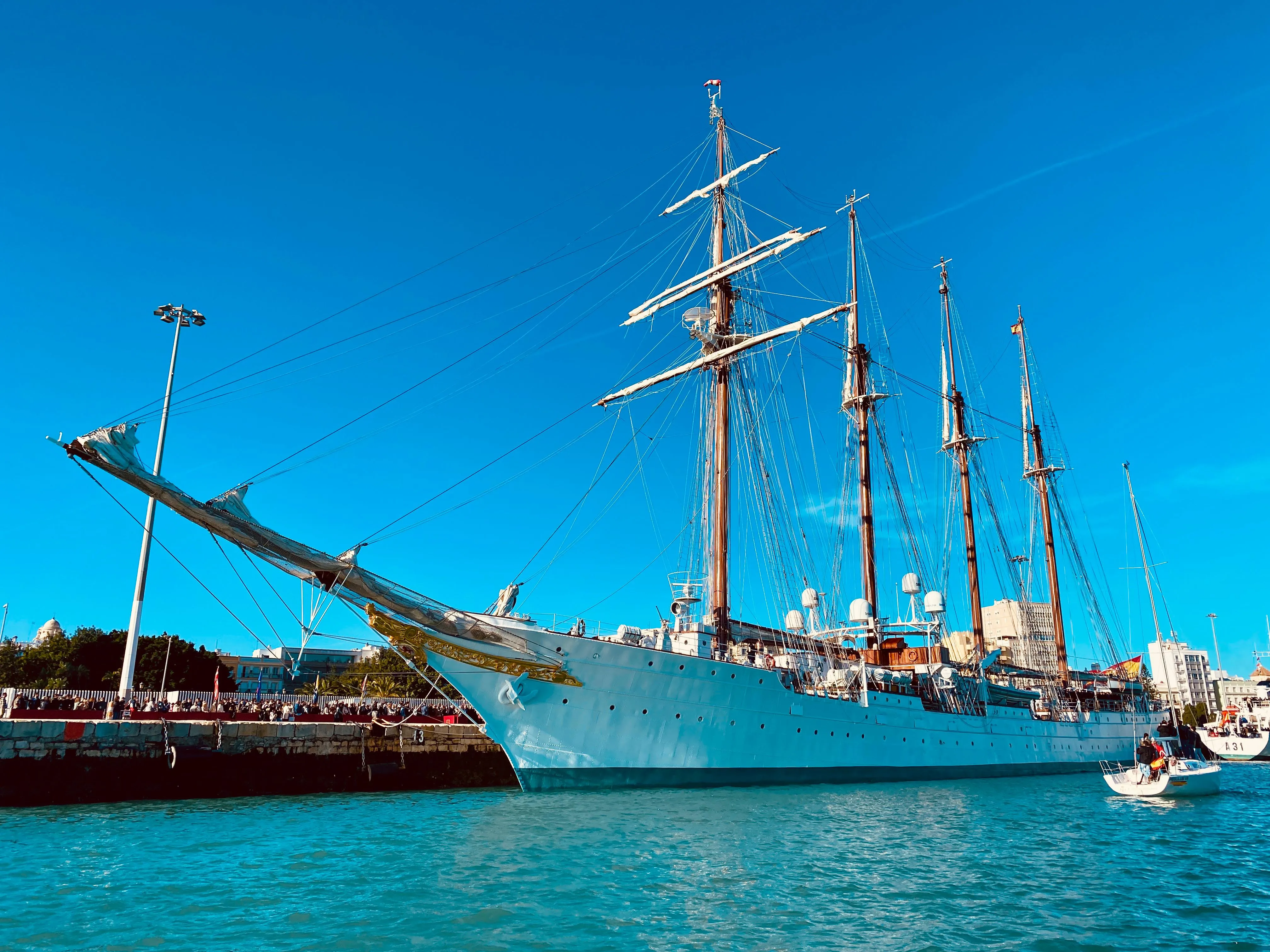 La ciudad de Cádiz se ha volcado en la salida de 'Juan Sebastián de Elcano'.