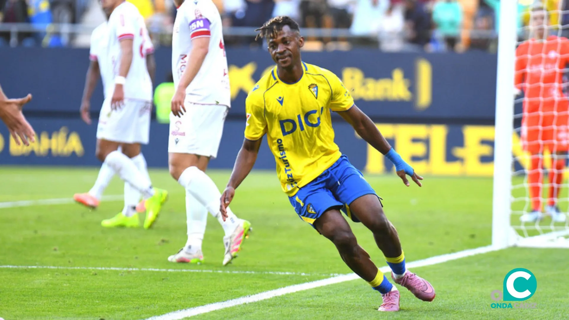 Efe celebrando el tanto conseguido ante la Cultural Leonesa en el Nuevo Mirandilla (Foto: Cádiz CF)