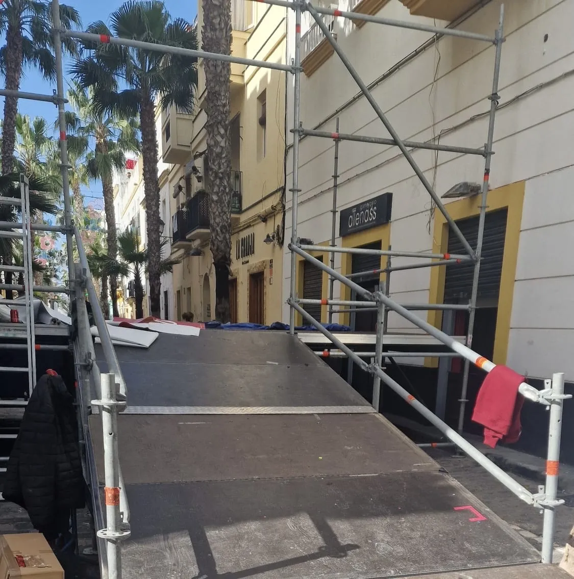 Tareas para ultimar la instalación del tablao este sábado en la calle de La Palma 