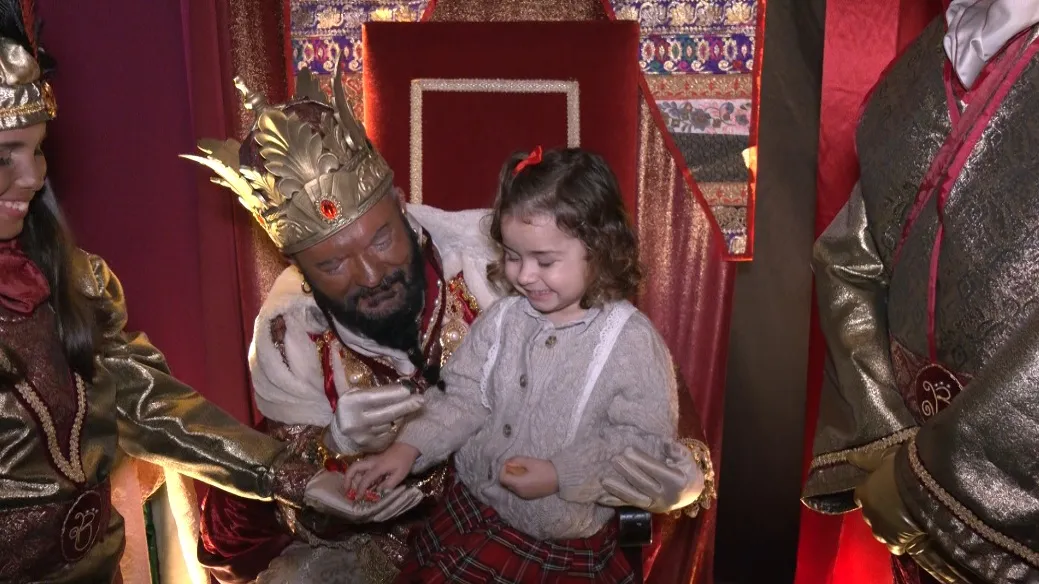 Los Reyes Magos desafían a la lluvia y llenan de magia el Palacio de Congresos.