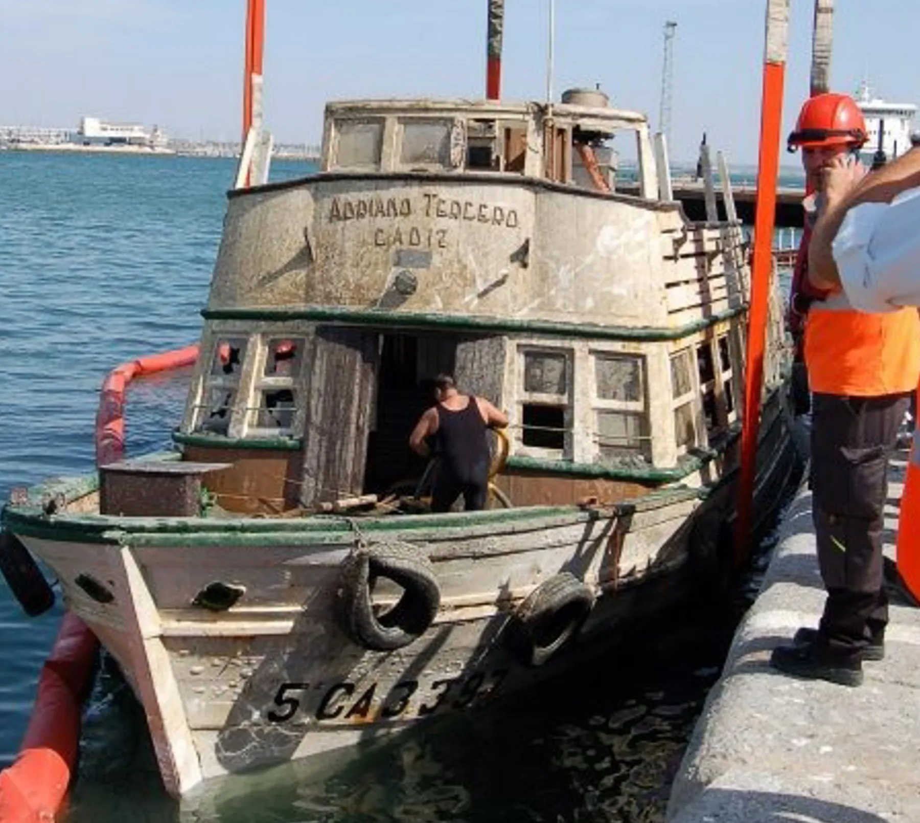 Traslado de la nave accidentada en una imagen de archivo