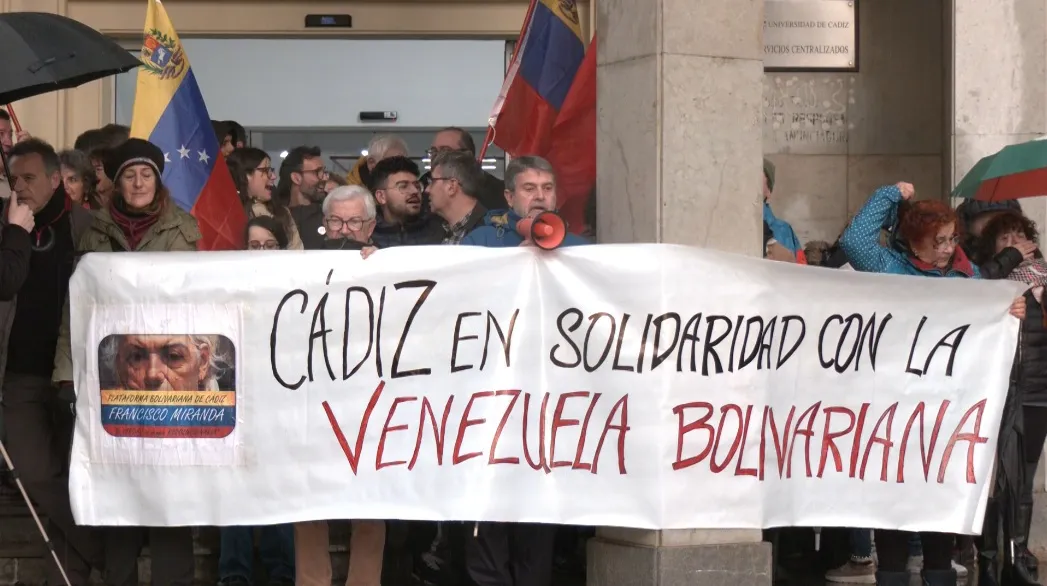 La Plataforma Bolivariana de Cádiz se concentra en contra de la actuación de Estados Unidos en Venezuela.