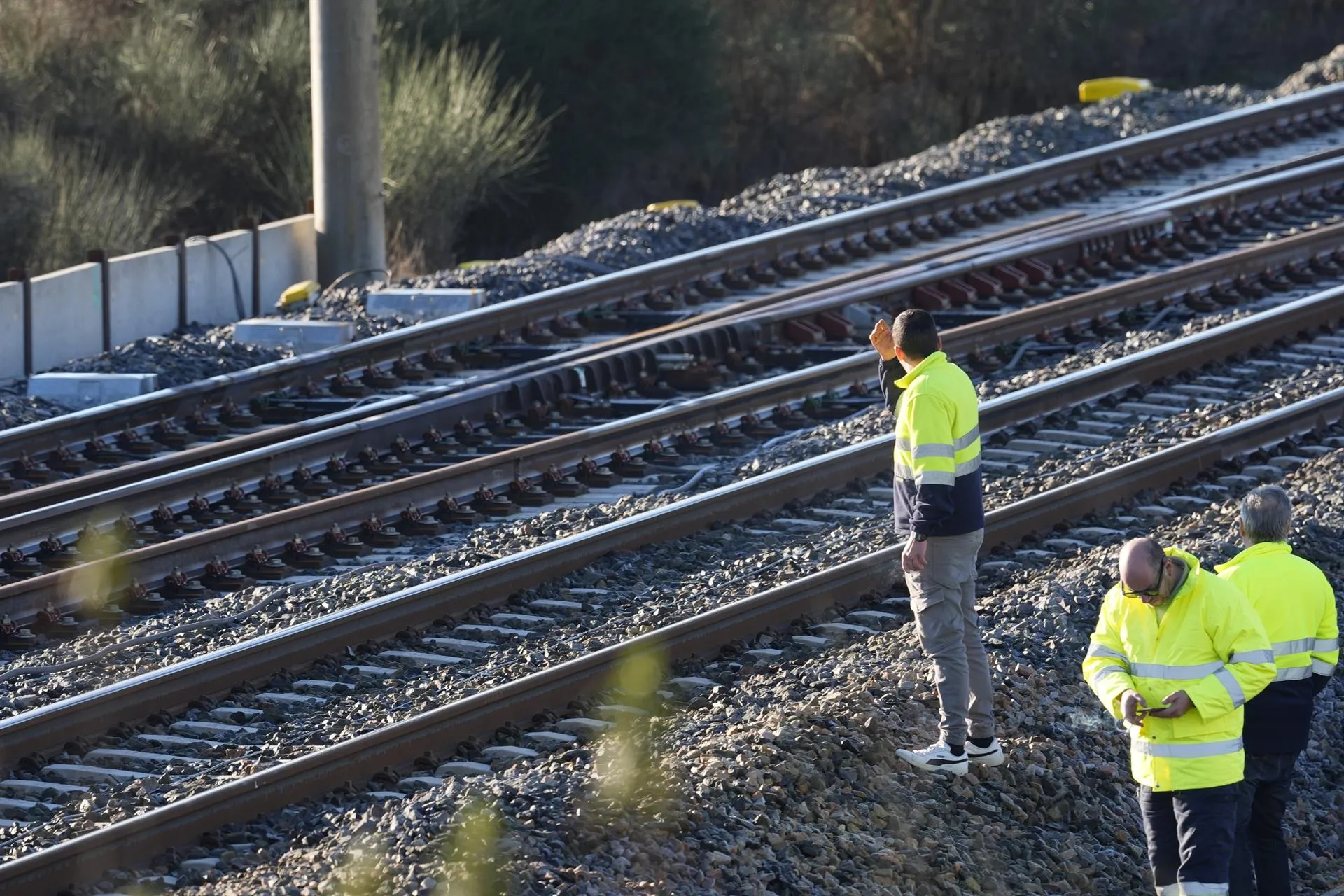 Tramo de vía en Adamuz con personal por el accidente ferroviario. 