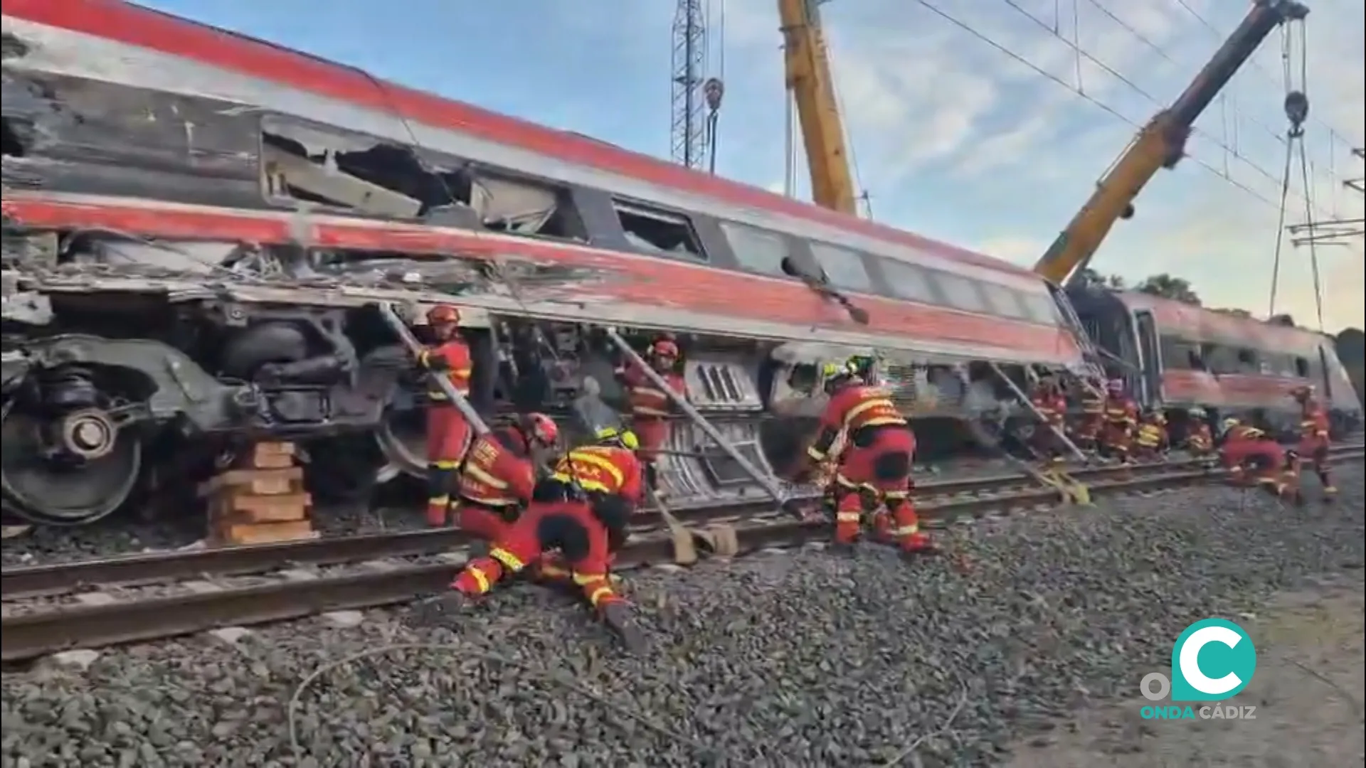 Trabajo de los equipos de rescate en la zona del accidente. 