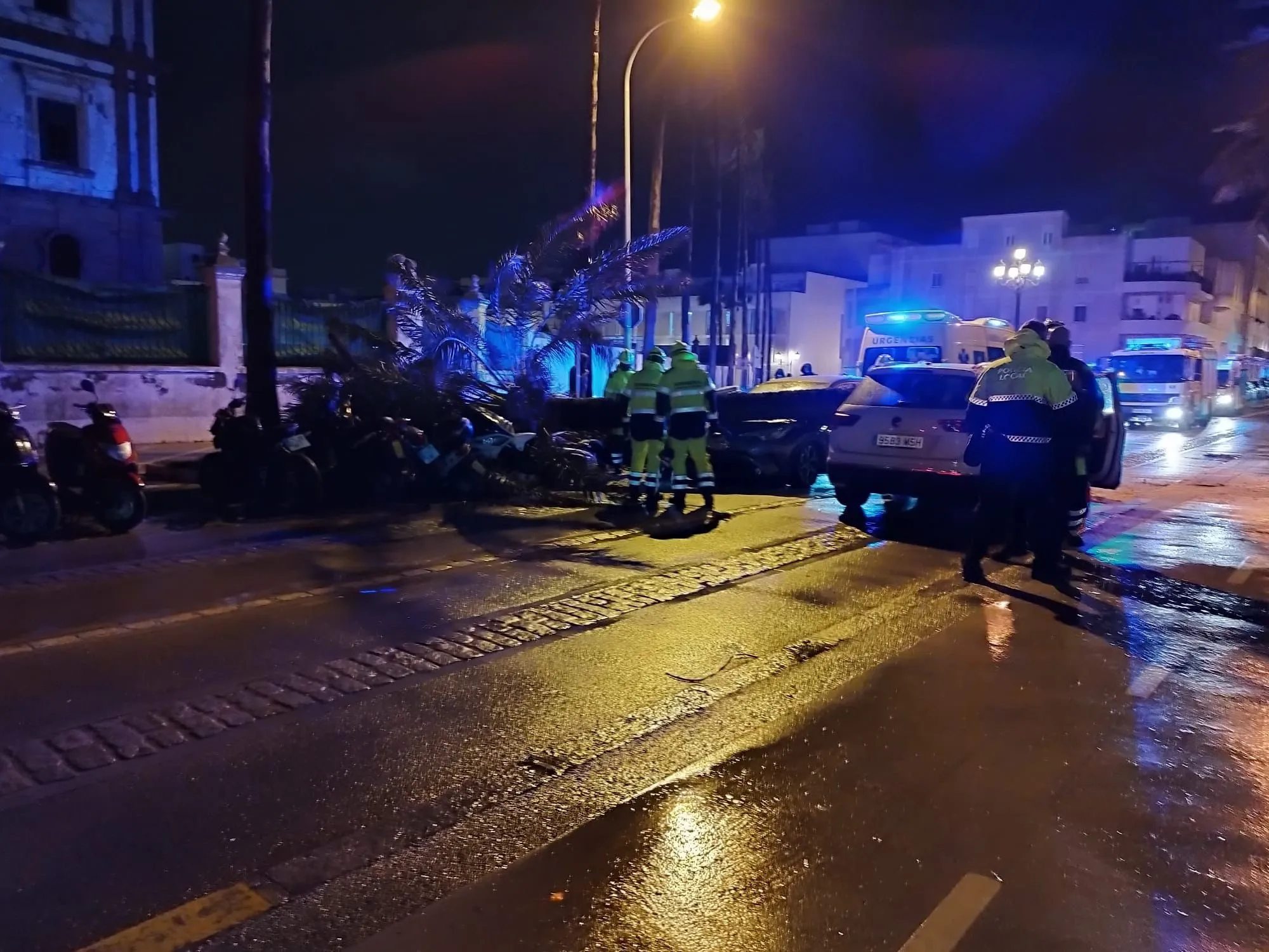 Efectivos de emergencias en el lugar de lo ocurrido