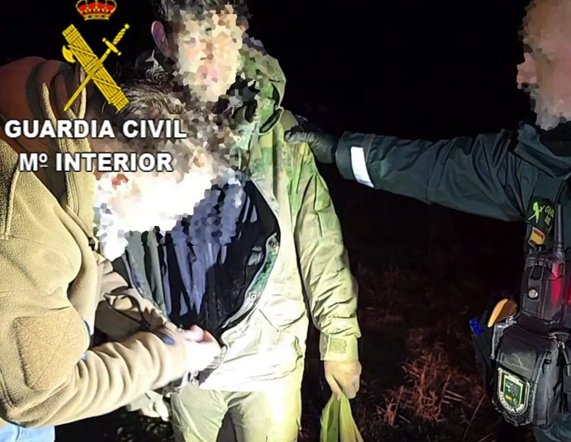 El adolescente acompañado de agentes de la Guardia Civil en la localidad serrana