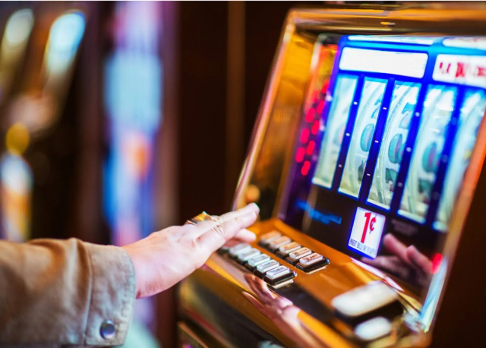 Imagen de una persona jugando a una máquina de juegos de azar.