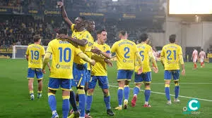 Los amarillos celebran el tanto de Brian Ocampo (Foto: La Liga)