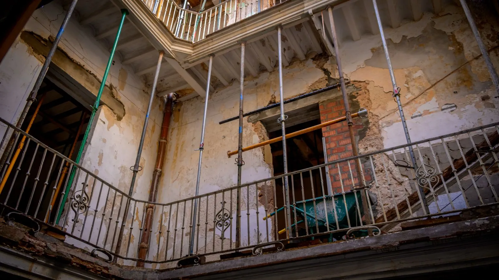 Imagen del edificio en el número 19 de Calderón de la Barca que se está rehabilitando.