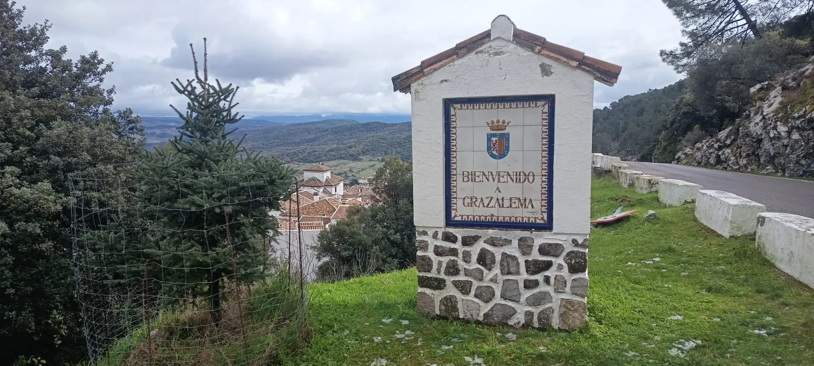 Acceso a la localidad de la Sierra de Cadiz