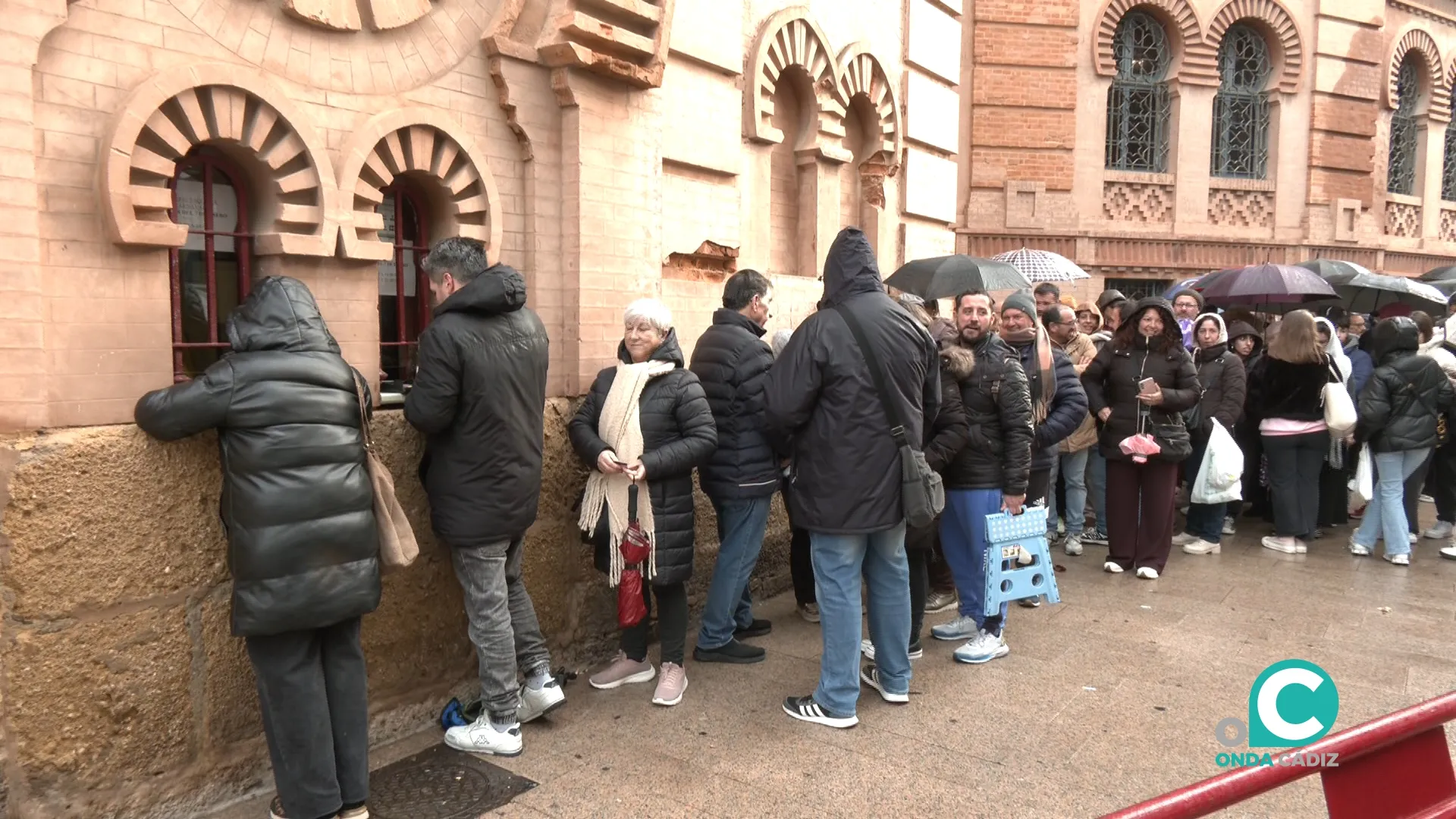 Personas haciendo cola este viernes en el Gran Teatro Falla para adquirir las entradas. 