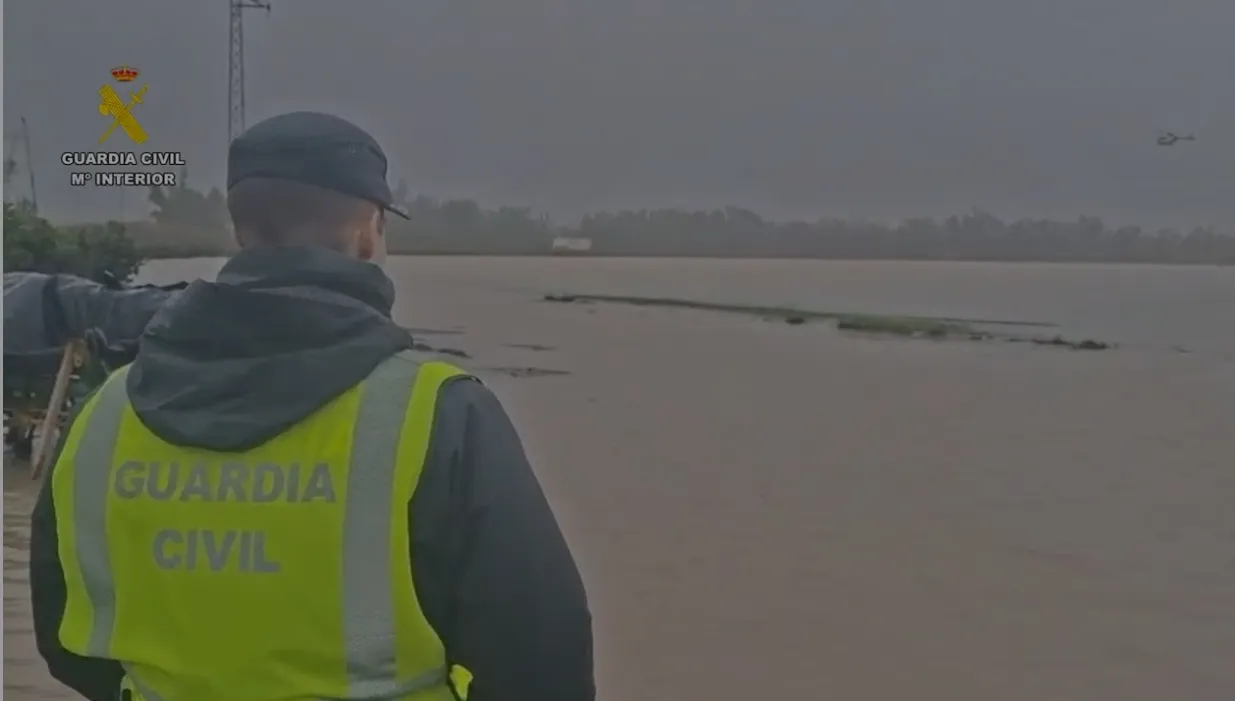 Un guardia civil observa la zona inundada por el rio Guadalete en el termino de Jerez