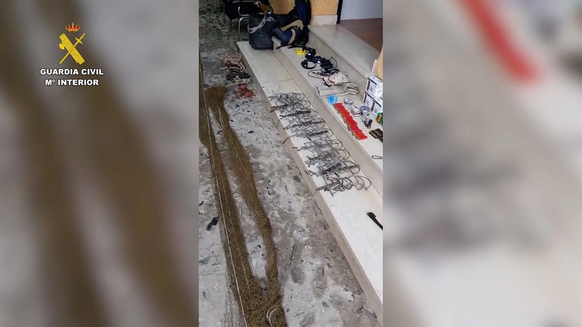 Parte del material incautado durante el registro