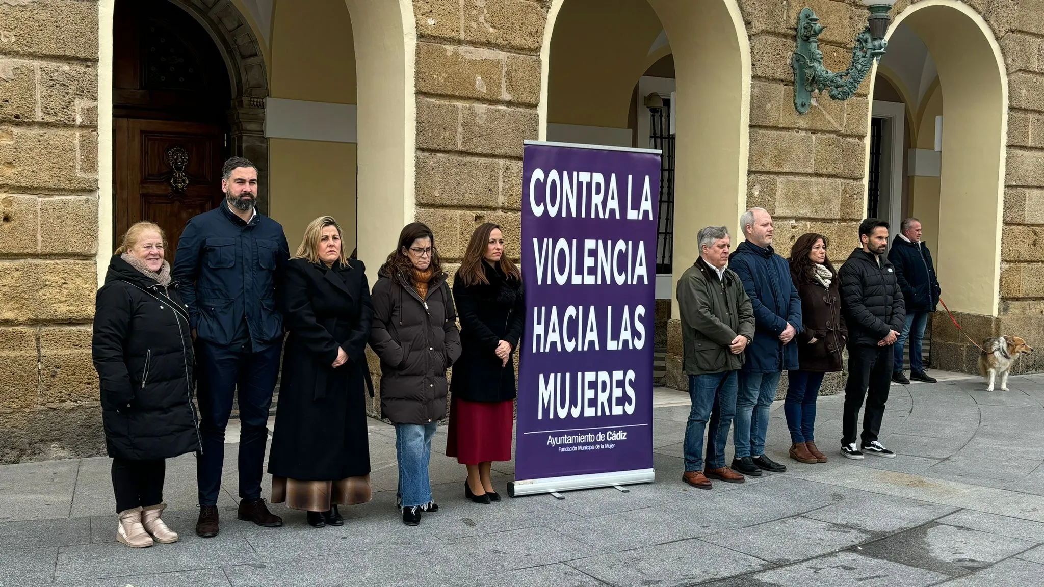 Autoridades durante el respetuso acto en frente al Ayuntamiento