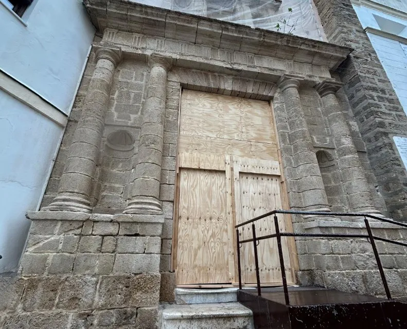 Puerta principal de la Iglesia Conventual de Santa María