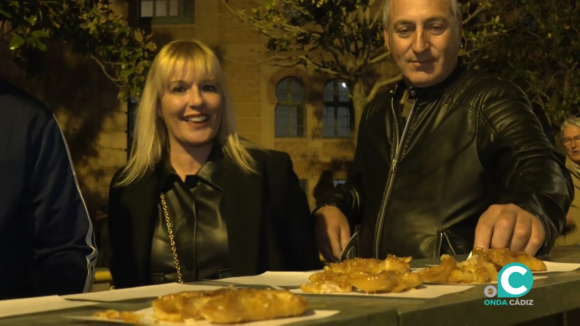 10.000 pestiños se han repartido este año en la Plaza Fragela. 