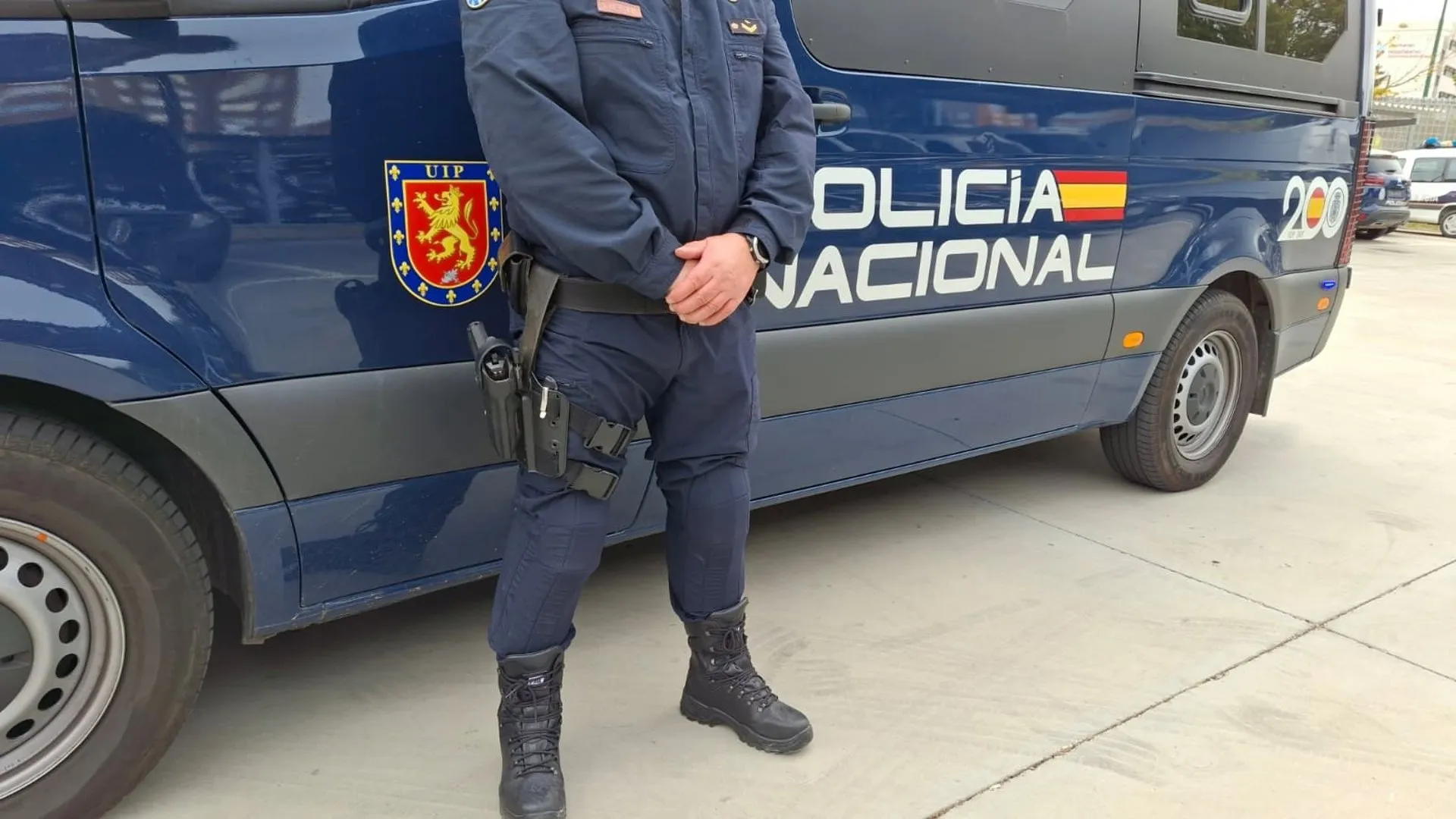Imagen de archivo de un coche y un agente de la Policía Nacional