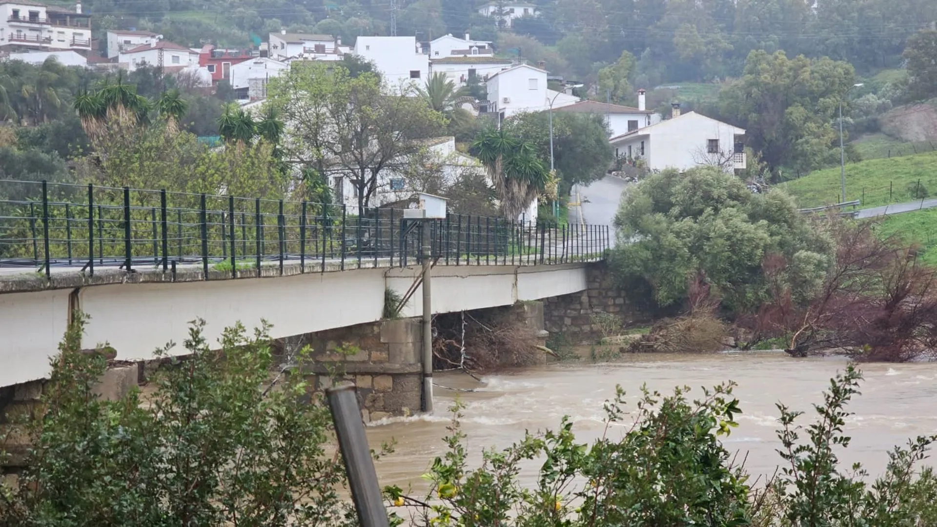 Crecida del río Hozgarganta a su paso por la localidad gaditana de Jimena de la Frontera