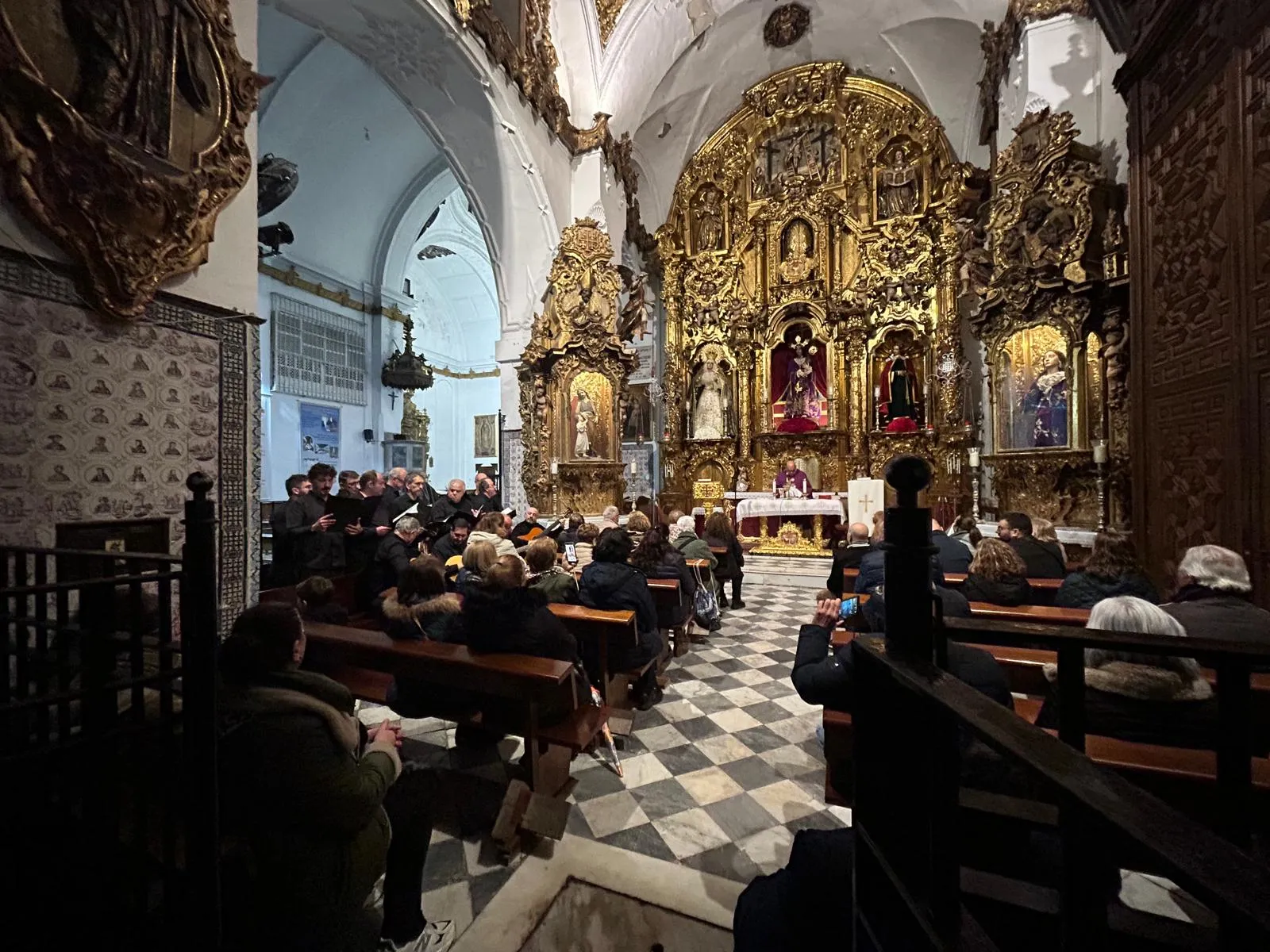 Imagen del interior del templo durante el oficio religioso