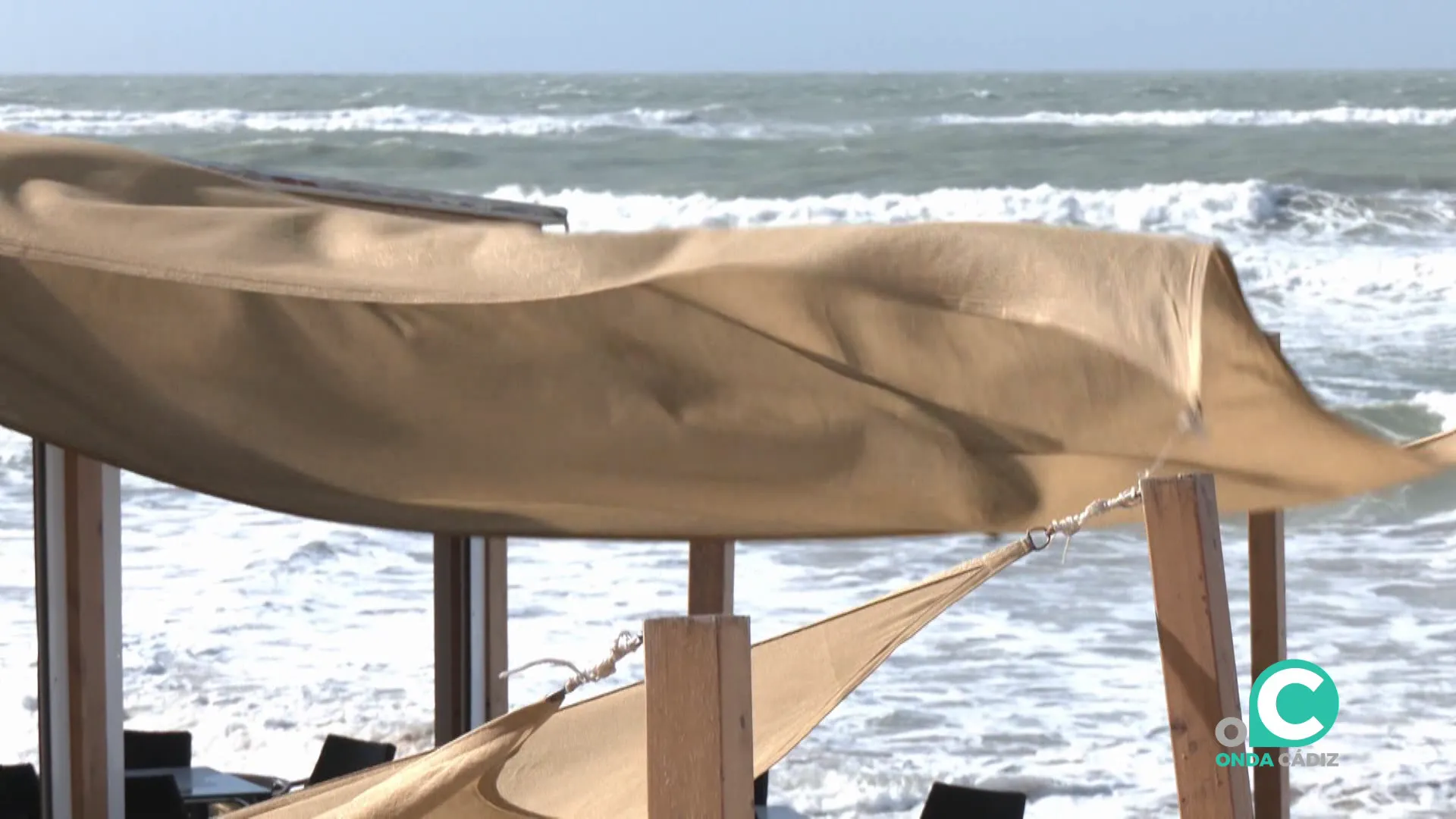 Toldos dañados en un establecimiento de la playa por las inclemencias meteoróligicas