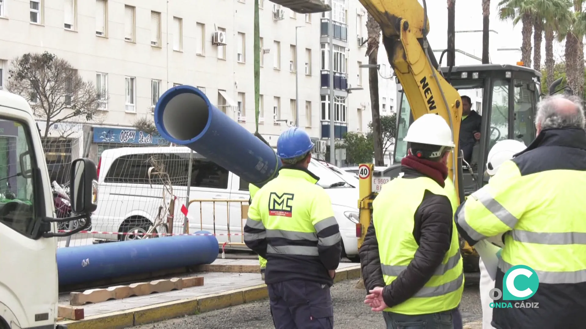 Máquinas durante los trabajos en el lugar de las obras en la capital gaditana