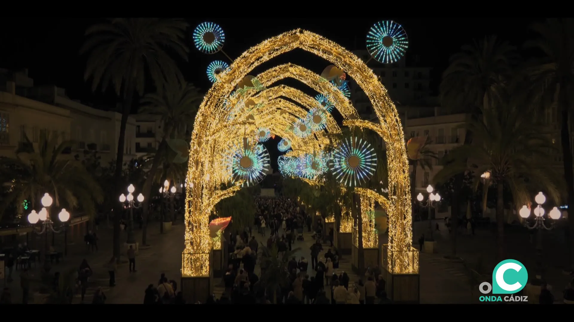 Alumbrado por las fiestas en la plaza de San Juan de Dios