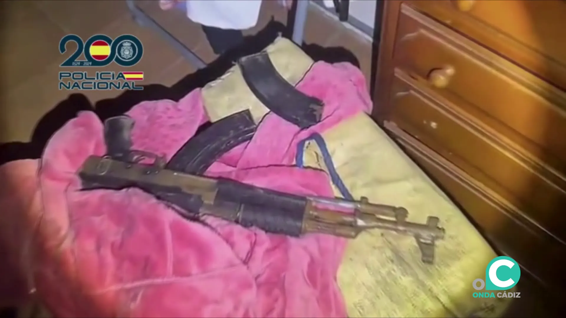 Una de las amas incautadas durante el operativo