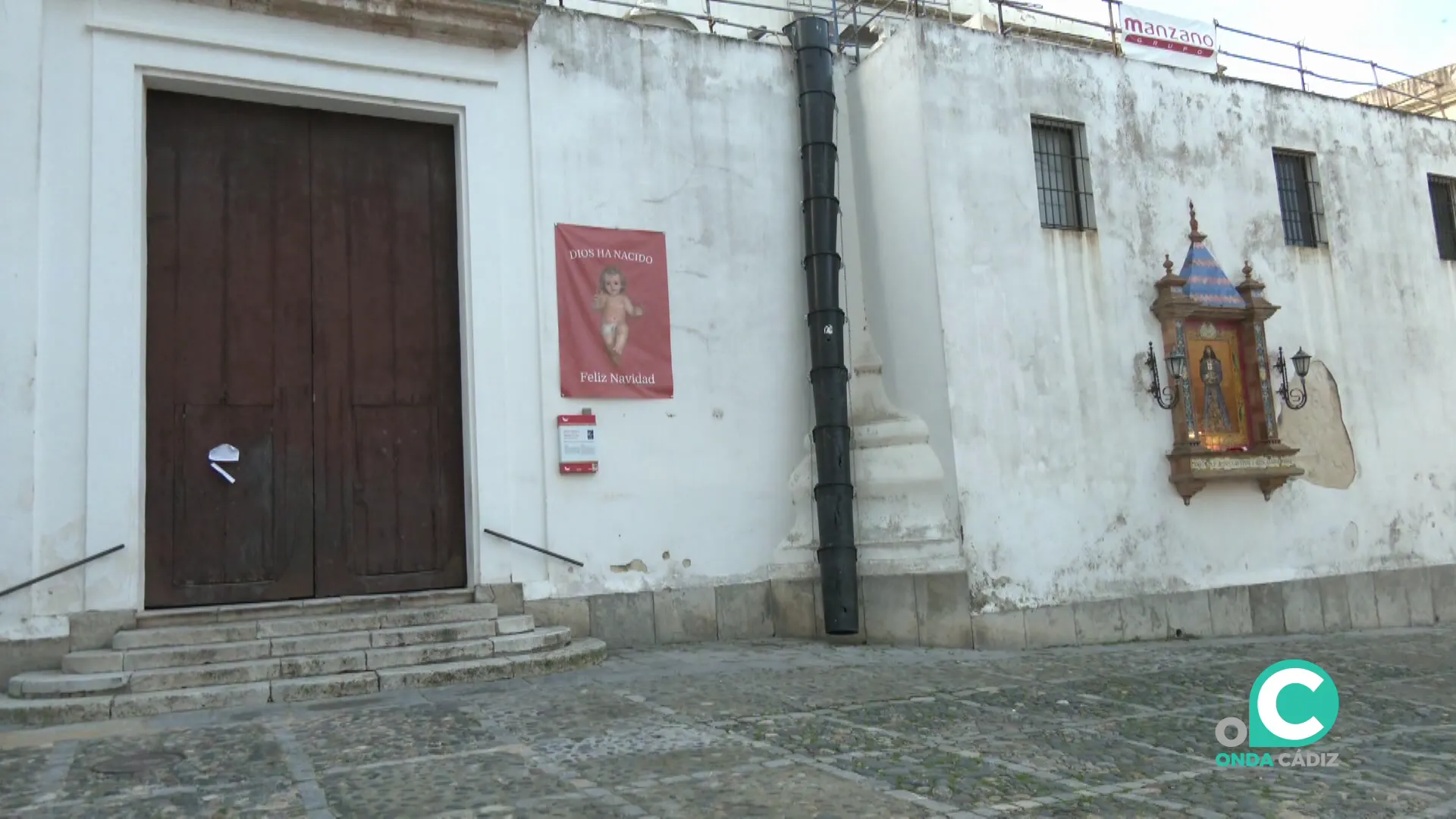 Fachada del edificio con el acceso clausurado desde hace varios dias