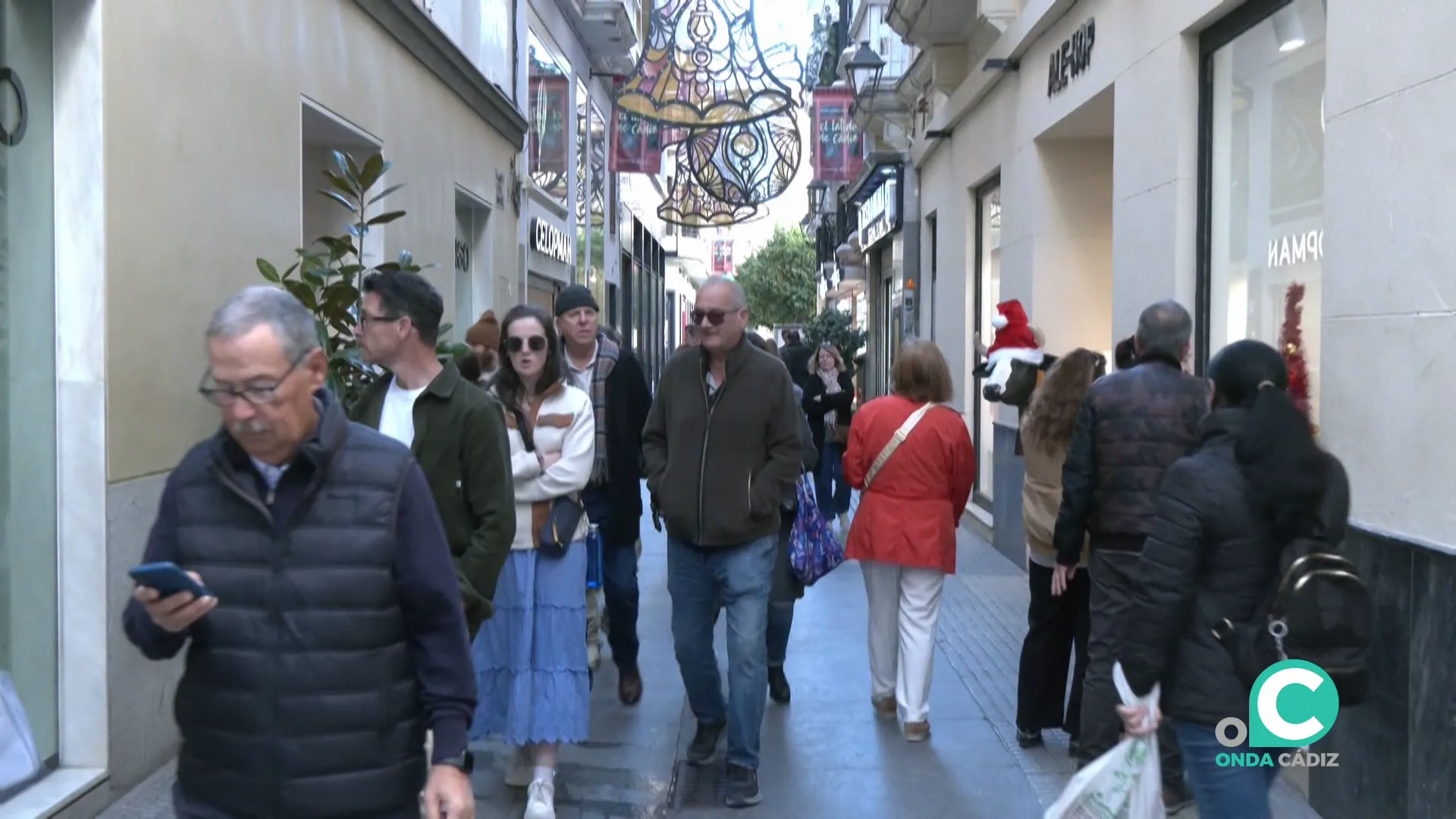 Viandantes por una de las calles centricas de la capital gaditana durante las pasadas fiestas