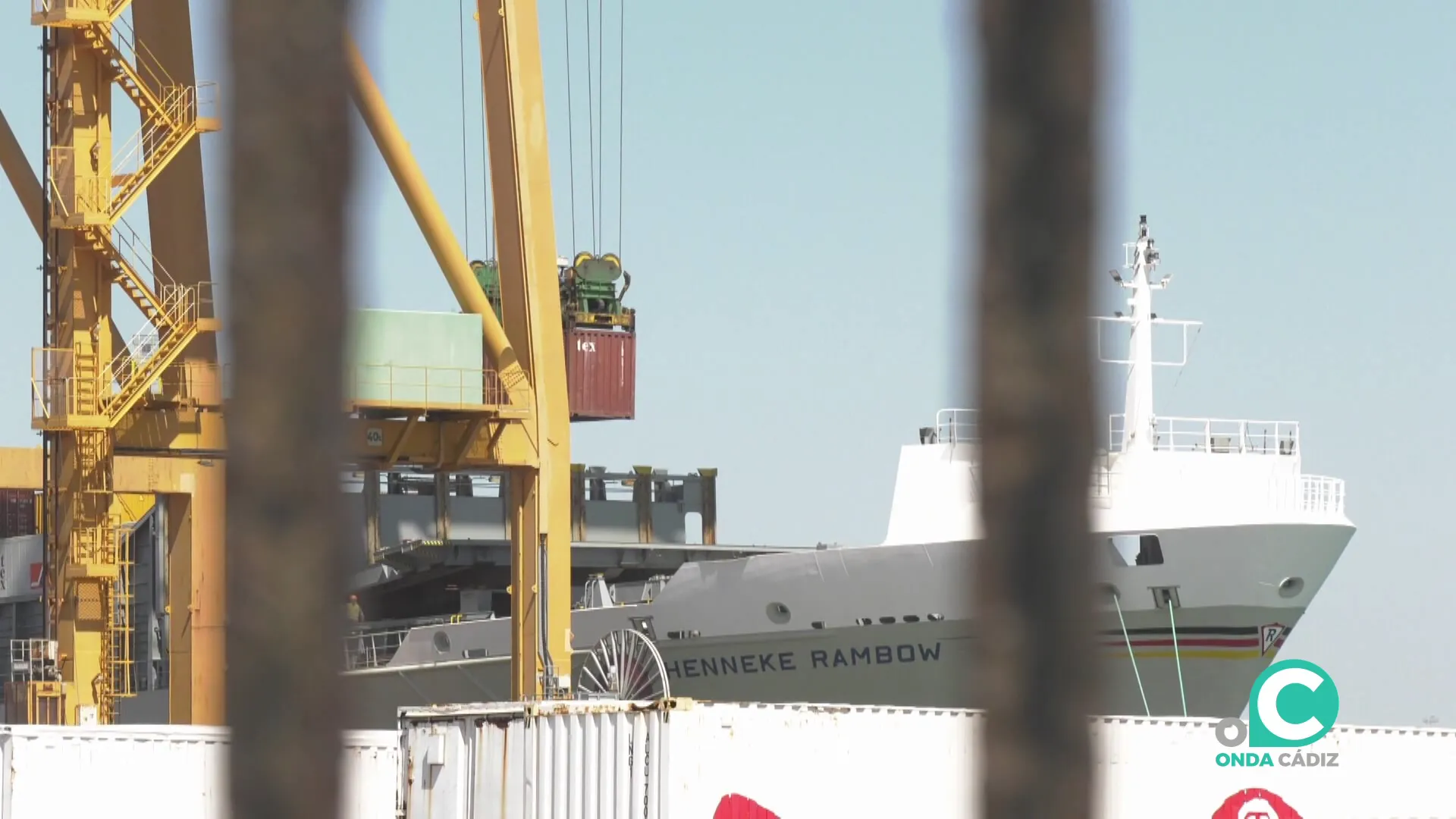 Un barco de mercancias en plena labor de carga en el muelle de la capital gaditana