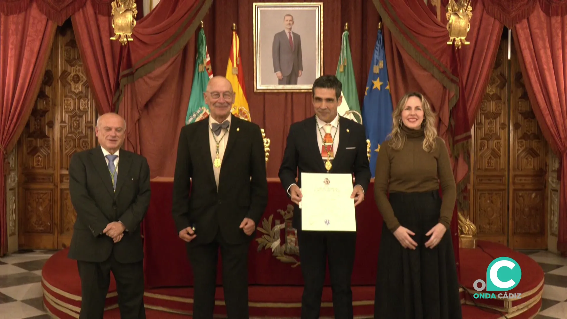 Asistentes tras la ceremonia institucional