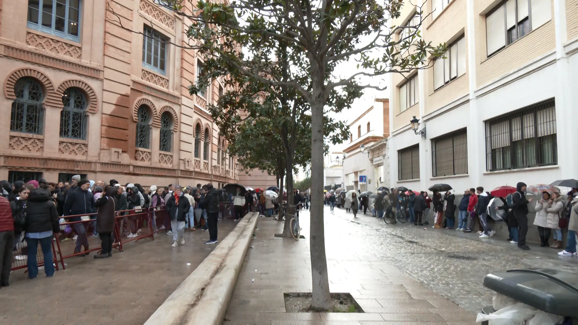 Colas para adquirir una de las localidades para las funciónes del concurso de este año