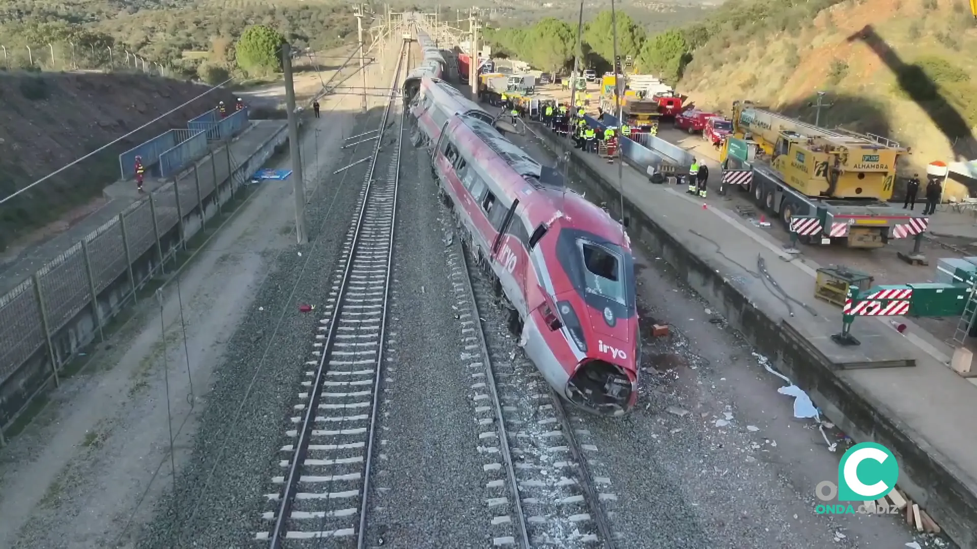 Maquinaria operando en el lugar del suceso