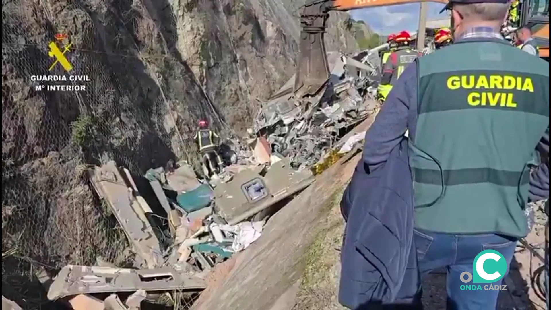 Un guardia civil observa los efectos del siniestro