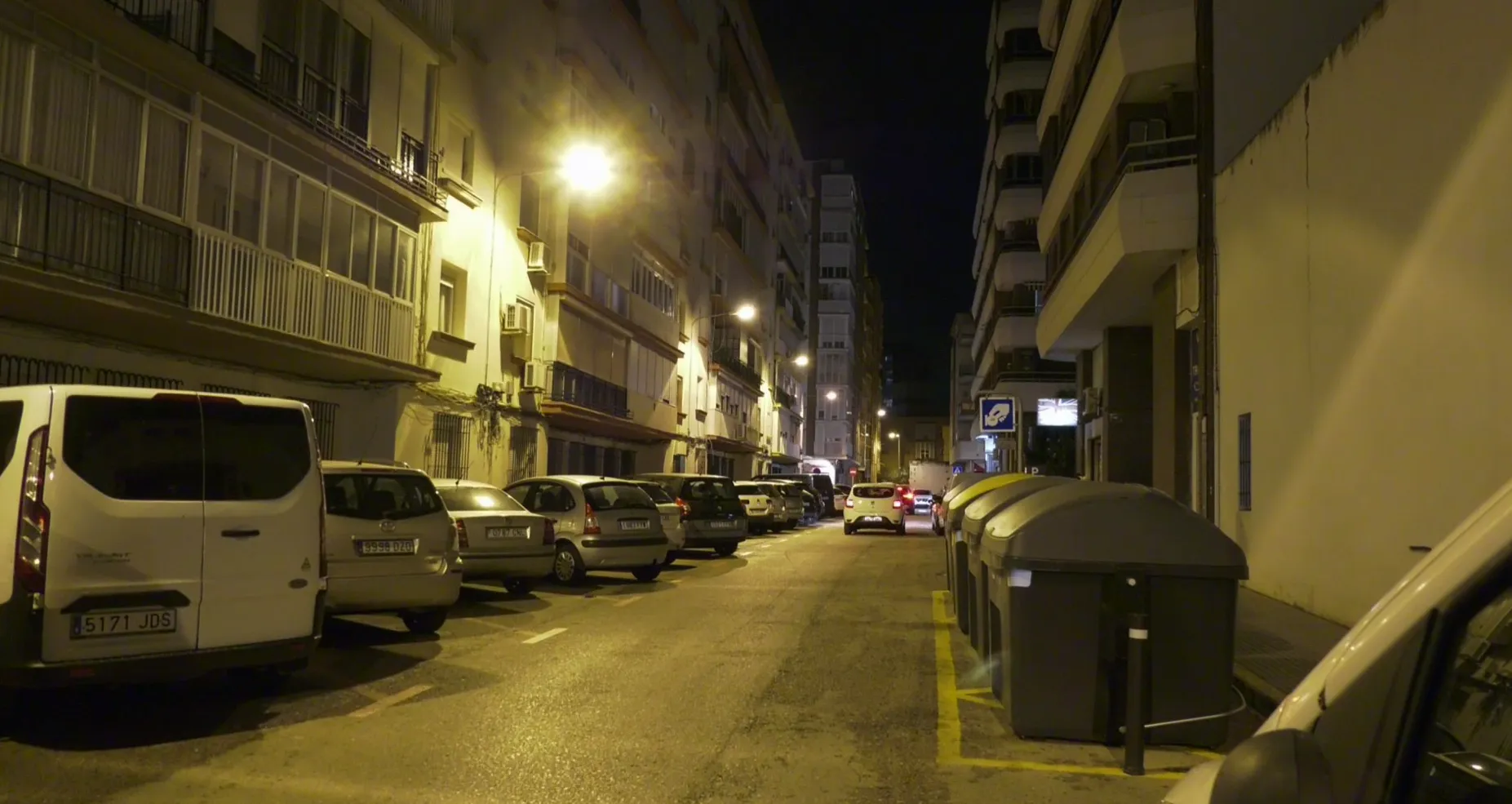 Detalle de farolas en la calle Braille de la capital gaditana