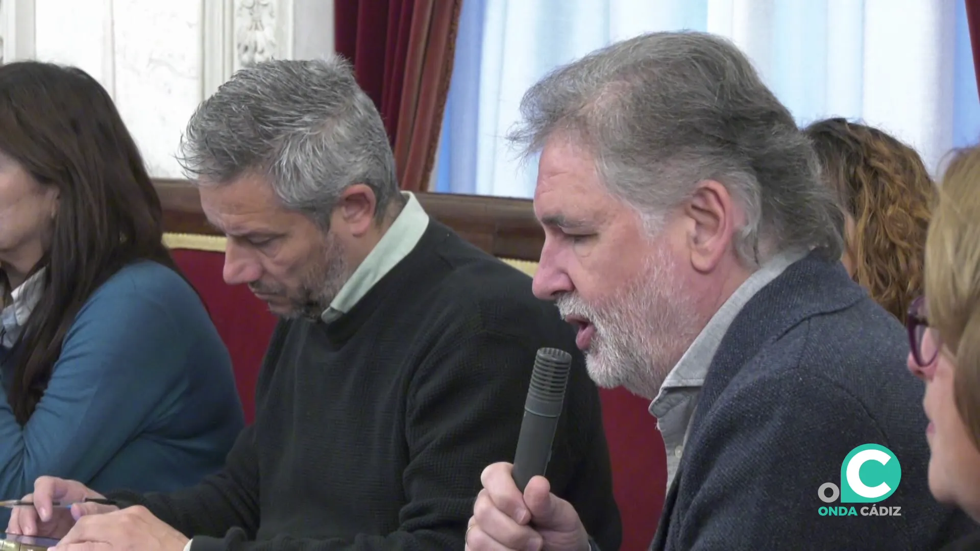 Demetrio Quirós de AIG interviene en una sesión plenaria municipal en una imagen de archivo