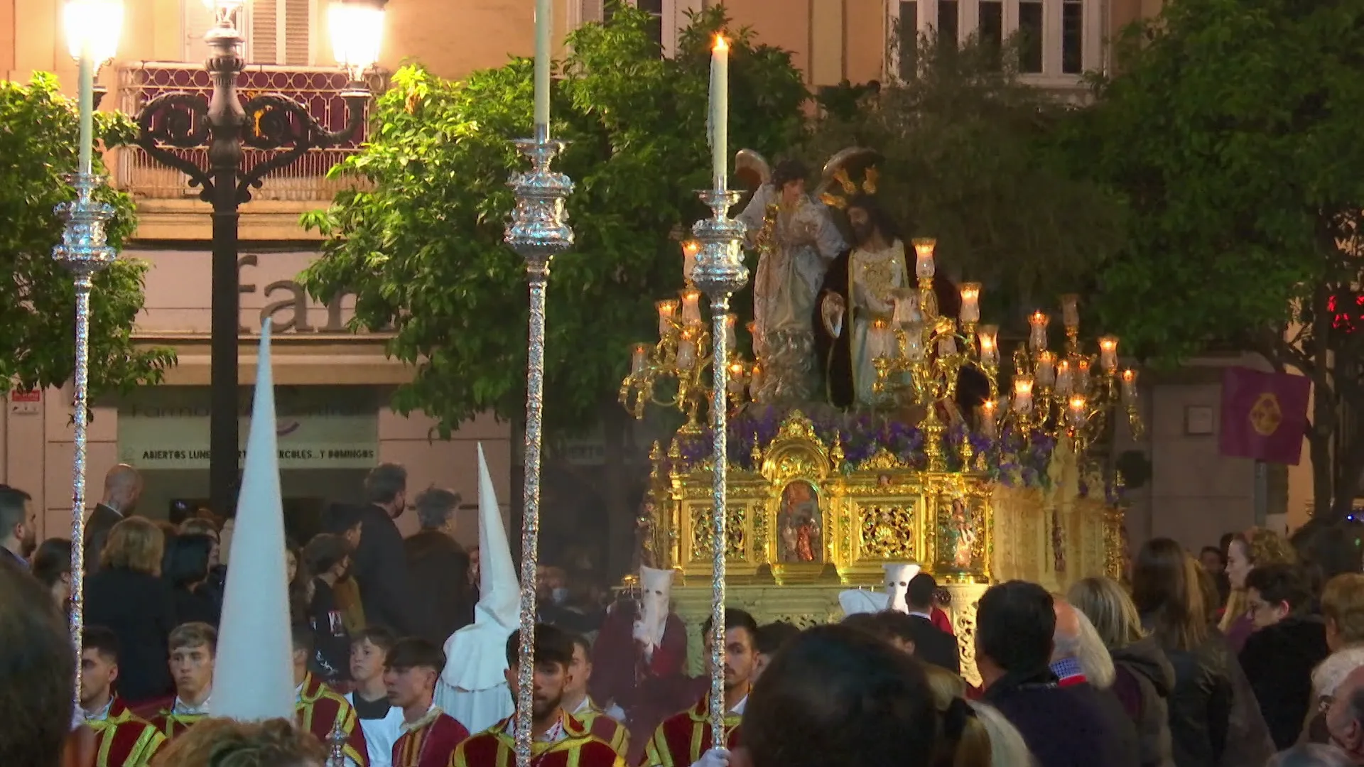 Los titulares de la hermandad gaditana por la plaza del Palillero druante el Jueves Santo del 2025